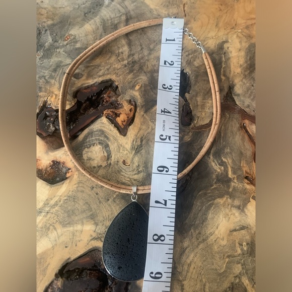 Elegant Black Pendant Necklace - Picture 10 of 10